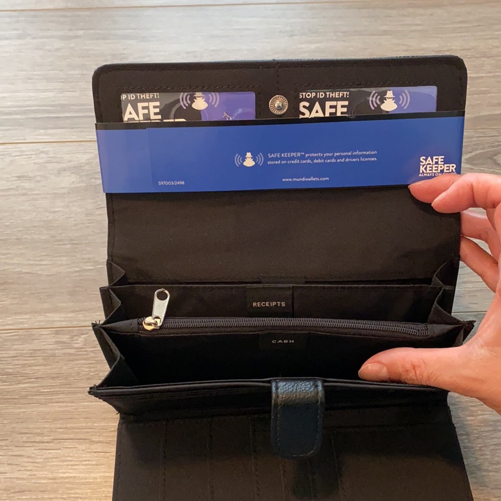 New Mundi Wallet with Safe-keeper